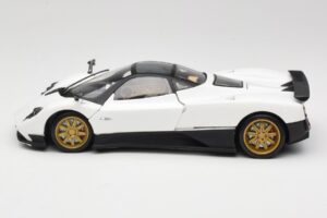 Pagani Zonda F Valge Mondo Motors 1:18 157655 Metall - pilt 4/8