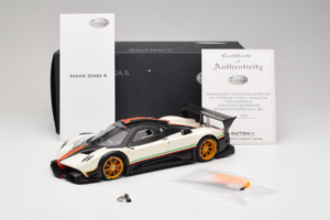 Pagani Zonda R Revolucion Valge AUTOart 1:18 78262 Metall - pilt 8/8