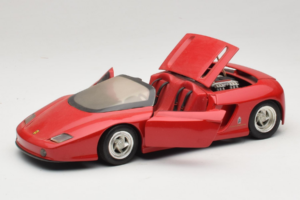 Pininfarina Mythos Punane Revell 1:18 8806 Metall - pilt 2/8