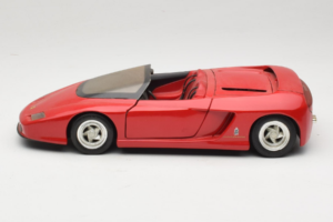 Pininfarina Mythos Punane Revell 1:18 8806 Metall - pilt 4/8