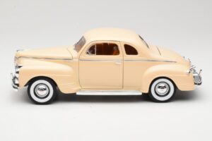 Plymouth Coupe Beež Road Signature 1:18 92398 Metall - pilt 4/8