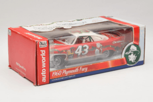 Plymouth Fury #43 R. Petty NASCAR 1960 Auto World 1:24 AW24003/06 Metall - pilt 2/3
