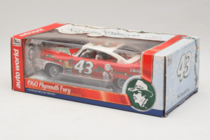 Plymouth Fury #43 R. Petty NASCAR 1960 Auto World 1:24 AW24003/06 Metall - pilt 3/3