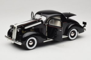 Pontiac Deluxe Must Signature Models 1:18 18106 Metall - pilt 2/8