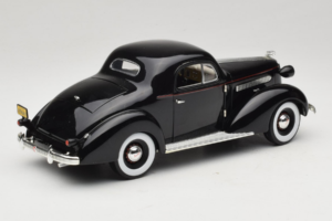 Pontiac Deluxe Must Signature Models 1:18 18106 Metall - pilt 3/8