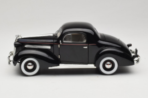 Pontiac Deluxe Must Signature Models 1:18 18106 Metall - pilt 4/8