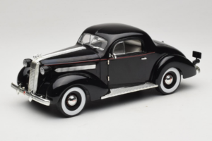 Pontiac Deluxe Must Signature Models 1:18 18106 Metall