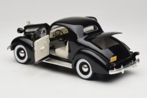 Pontiac Deluxe Must Signature Models 1:18 18106 Metall - pilt 5/8