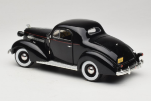 Pontiac Deluxe Must Signature Models 1:18 18106 Metall - pilt 7/8