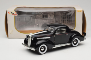 Pontiac Deluxe Must Signature Models 1:18 18106 Metall - pilt 8/8