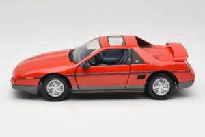 Pontiac Fiero GT Punane Road Signature 1:18 92588 Metall - pilt 4/8
