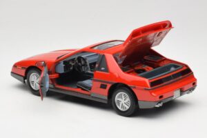 Pontiac Fiero GT Punane Road Signature 1:18 92588 Metall - pilt 5/8