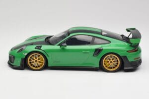 Porsche 911 991.2 GT2 RS Weissach Package British Racing Roheline & Kuldsed Rattad Minichamps 1:18 153068318 Metall - pilt 3/6