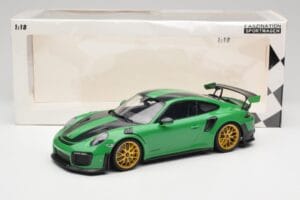 Porsche 911 991.2 GT2 RS Weissach Package British Racing Roheline & Kuldsed Rattad Minichamps 1:18 153068318 Metall - pilt 6/6