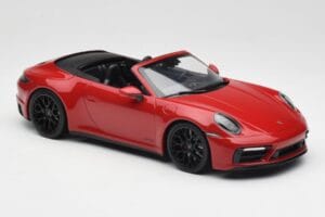 Porsche 911 992 Carrera 4 GTS Kabriolett Punane Minichamps 1:18 155063032 Metall - pilt 4/6