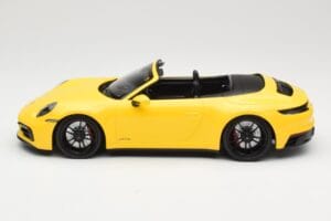 Porsche 911 992 Carrera 4 GTS Kabriolett Kollane Minichamps 1:18 155063030 Metall - pilt 3/6