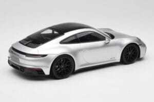 Porsche 911 992 Carrera 4 GTS Hõbedane Minichamps 1:18 155063104 Metall - pilt 2/6