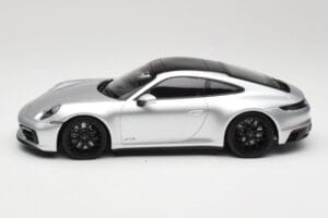 Porsche 911 992 Carrera 4 GTS Hõbedane Minichamps 1:18 155063104 Metall - pilt 3/6