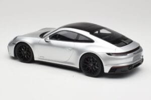 Porsche 911 992 Carrera 4 GTS Hõbedane Minichamps 1:18 155063104 Metall - pilt 5/6