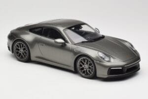 Porsche 911 992 Carrera 4S Aventurine Green Metallic Minichamps 1:18 155067328 Metall - pilt 2/6