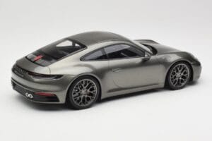 Porsche 911 992 Carrera 4S Aventurine Green Metallic Minichamps 1:18 155067328 Metall - pilt 3/6