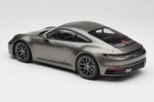 Porsche 911 992 Carrera 4S Aventurine Green Metallic Minichamps 1:18 155067328 Metall - pilt 4/6