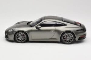 Porsche 911 992 Carrera 4S Aventurine Green Metallic Minichamps 1:18 155067328 Metall - pilt 5/6