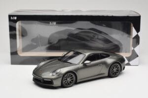 Porsche 911 992 Carrera 4S Aventurine Green Metallic Minichamps 1:18 155067328 Metall - pilt 6/6