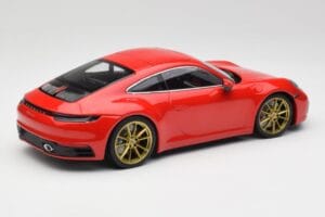 Porsche 911 992 Carrera 4S Guards Punane & Kuldsed Rattad Minichamps 1:18 153067328 Metall - pilt 2/6