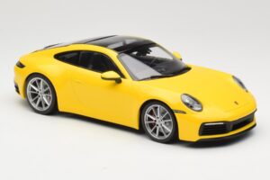 Porsche 911 992 Carrera 4S Kollane Minichamps 1:18 155067320 Metall - pilt 4/6