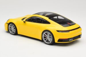 Porsche 911 992 Carrera 4S Kollane Minichamps 1:18 155067320 Metall - pilt 5/6