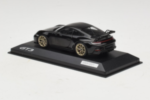 Porsche 911 992 GT3 Must Kuldsete Velgedega Minichamps 1:43 WAP0201520M007 Metall - pilt 3/4