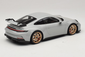 Porsche 911 992 GT3 Chalk Kuldsed Veljed Minichamps 1:18 117069001 Metall - pilt 2/6