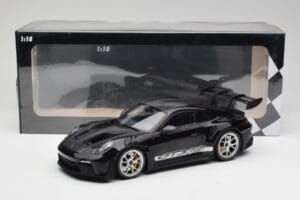 Porsche 911 992 GT3 RS Must Hõbedaste Velgedega Minichamps 1:18 155062231 Metall - pilt 6/6