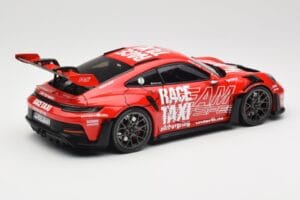 Porsche 911 992 GT3 RS Getspeed Race Taxi Guards Red Minichamps 1:18 110062040 Metall - pilt 3/8