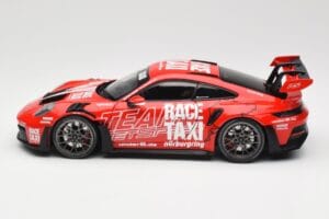 Porsche 911 992 GT3 RS Getspeed Race Taxi Guards Red Minichamps 1:18 110062040 Metall - pilt 4/8