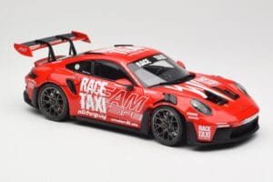 Porsche 911 992 GT3 RS Getspeed Race Taxi Guards Red Minichamps 1:18 110062040 Metall - pilt 6/8