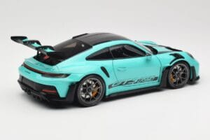 Porsche 911 992 GT3 RS Python Green & Dark Silver Wheels Minichamps 1:18 110062026 Metall - pilt 3/8