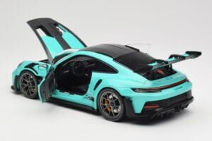 Porsche 911 992 GT3 RS Python Green & Dark Silver Wheels Minichamps 1:18 110062026 Metall - pilt 5/8