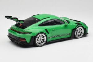 Porsche 911 992 GT3 RS Python Roheline & Hõbedased Rattad & Must Dekoor Minichamps 1:18 153062235 Metall - pilt 2/6