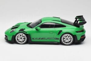 Porsche 911 992 GT3 RS Python Roheline & Hõbedased Rattad & Must Dekoor Minichamps 1:18 153062235 Metall - pilt 3/6