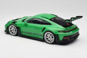 Porsche 911 992 GT3 RS Python Roheline & Hõbedased Rattad & Must Dekoor Minichamps 1:18 153062235 Metall - pilt 5/6