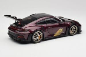Porsche 911 992 GT3 RS Ultraviolet & Hõbedased Veljed Minichamps 1:18 110062029 Metall - pilt 3/8