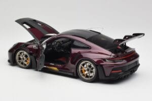 Porsche 911 992 GT3 RS Ultraviolet & Hõbedased Veljed Minichamps 1:18 110062029 Metall - pilt 5/8