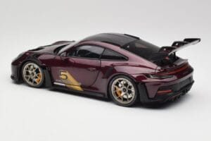Porsche 911 992 GT3 RS Ultraviolet & Hõbedased Veljed Minichamps 1:18 110062029 Metall - pilt 7/8