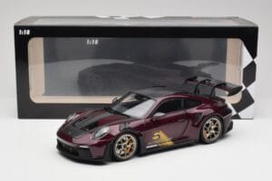 Porsche 911 992 GT3 RS Ultraviolet & Hõbedased Veljed Minichamps 1:18 110062029 Metall - pilt 8/8
