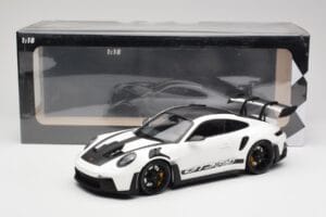 Porsche 911 992 GT3 RS Valge & Mustad Rattad Minichamps 1:18 155062230 Metall - pilt 6/6