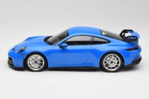 Porsche 911 992 GT3 Shark Sinine & Hõbedased Veljed Minichamps 1:18 143069015 Vaik - pilt 3/6
