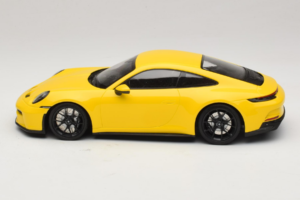 Porsche 911 992 GT3 Touring Kollane Mustad Veljed Minichamps 1:18 117069021 Metall - pilt 3/6