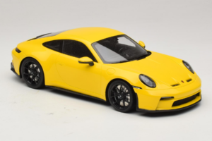 Porsche 911 992 GT3 Touring Kollane Mustad Veljed Minichamps 1:18 117069021 Metall - pilt 4/6